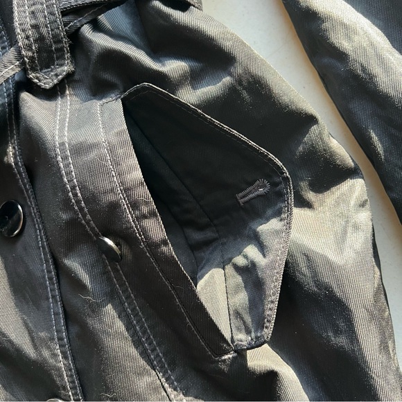 TAHARI Women's Crinkled Mid-Length Black Lightweight Rain Resistant Jacket - Picture 6 of 12